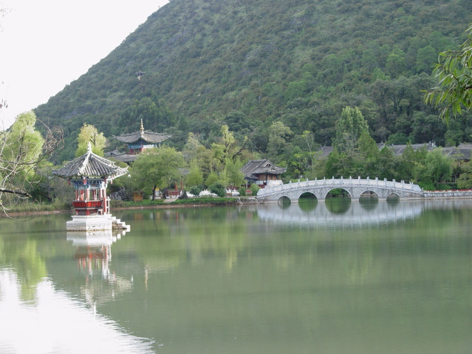 玉泉公园,龙王庙,五孔石拱桥,远眺雪山,近观碧水,徐霞